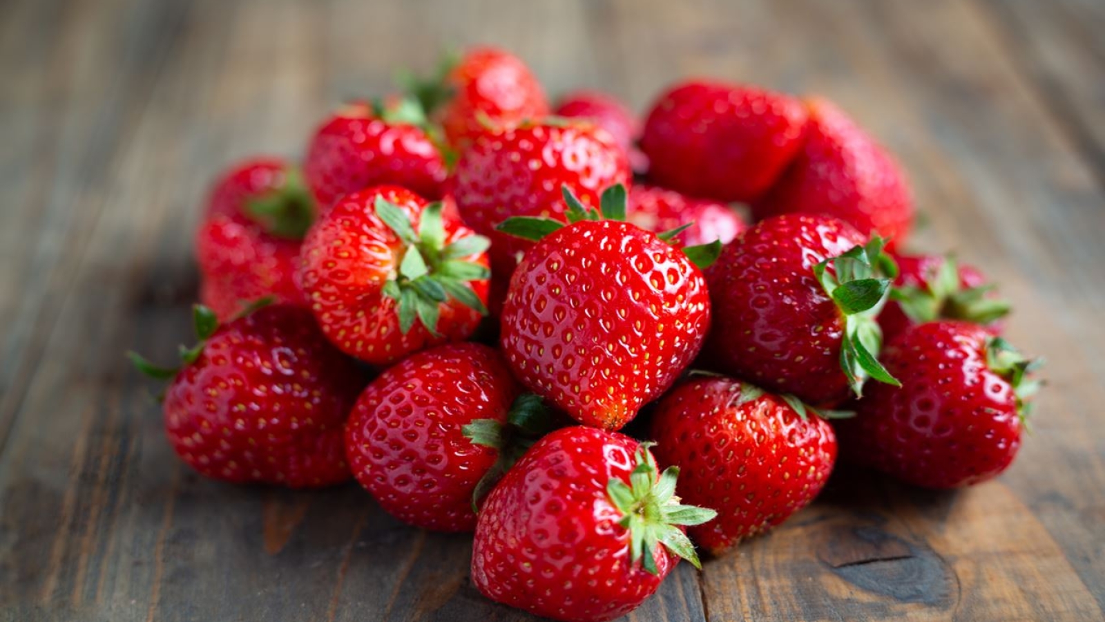 fresh-strawberries-wooden-table2-min